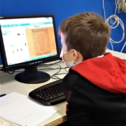 IC-Olivieri-Pesaro-LUCI-NEL-BUIO-DELLA-SHOAH-Studente-al-PC